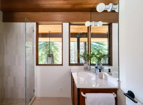 Bath - 5 Marsh Dr, Mill Valley, CA 94941 photo 4 of 5