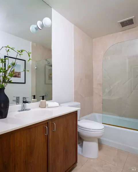 Bath - 5 Marsh Dr, Mill Valley, CA 94941 photo 3 of 5