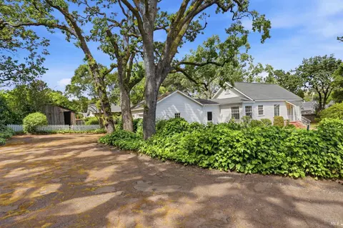 8 Lawrence Dr, Novato, CA 94945