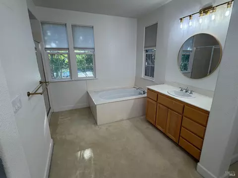 Bath - 6223 Newhaven Ln, Vallejo, CA 94591 photo 3 of 4