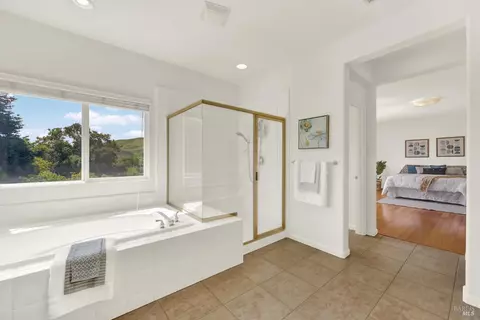 Bath - 2627 Feldspar Ct, Vallejo, CA 94591 photo 4 of 6