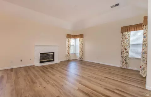 Living - 741 Tommy Dorsey Ct, Windsor, CA 95492 photo 2 of 4