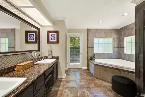 Bath - 6161 Circle C Ln, Dixon, CA 95620 photo 3 of 5