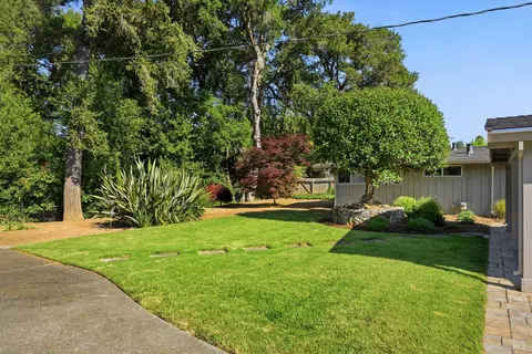 1053 Broadmoor Dr, Napa, CA 94558