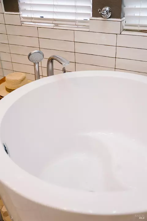 Bath - 701 Oscar St, Vallejo, CA 94592 photo 9 of 10
