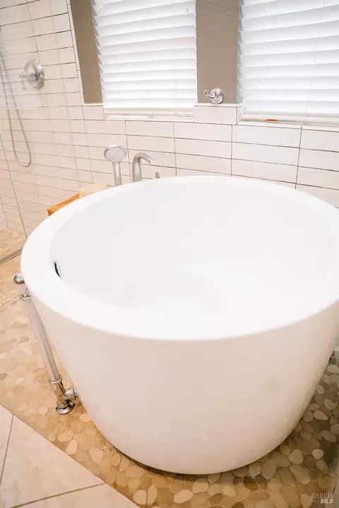 Bath - 701 Oscar St, Vallejo, CA 94592 photo 8 of 10