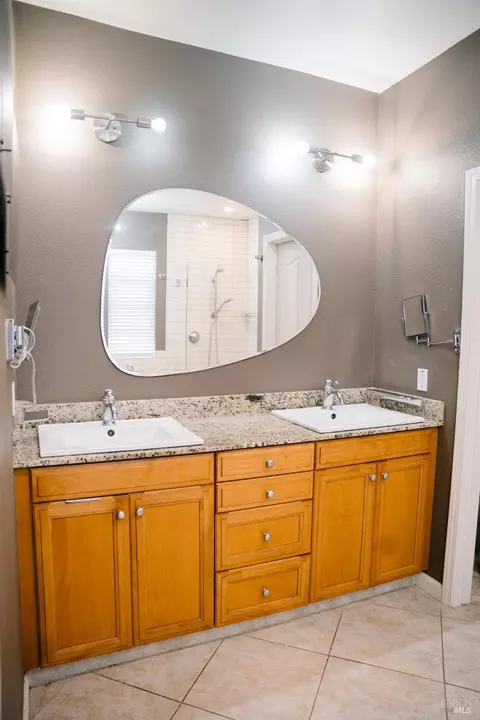 Bath - 701 Oscar St, Vallejo, CA 94592 photo 7 of 10