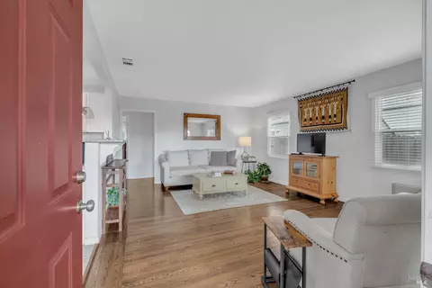 Entry Way - 1048 Western Ave, Vallejo, CA 94591 photo 1 of 2