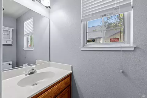 Bath - 1820 Howard Dr, Windsor, CA 95492 photo 1 of 4