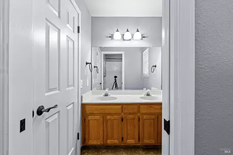 Bath - 1820 Howard Dr, Windsor, CA 95492 photo 4 of 4