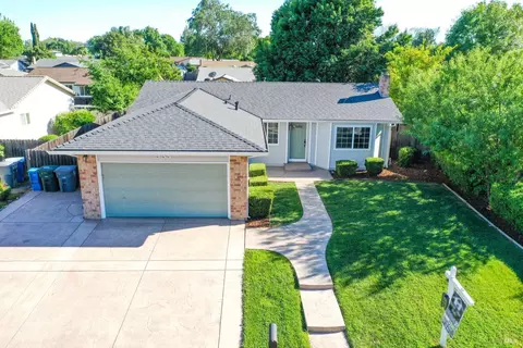 935 W F St, Dixon, CA 95620