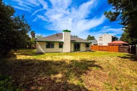Exterior - 1926 Blossom Ct, Fairfield, CA 94533 photo 8 of 10