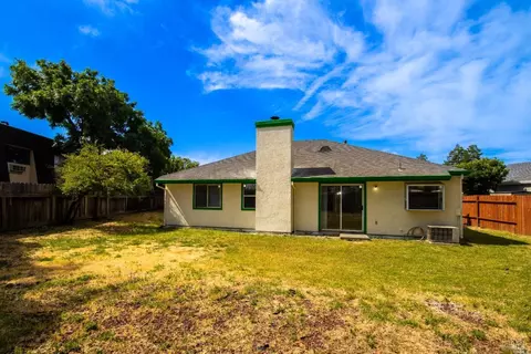 Exterior - 1926 Blossom Ct, Fairfield, CA 94533 photo 5 of 10