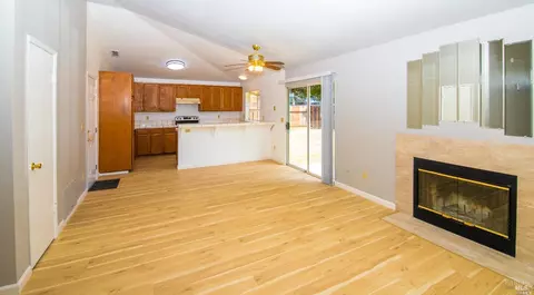 Living - 1926 Blossom Ct, Fairfield, CA 94533 photo 2 of 7