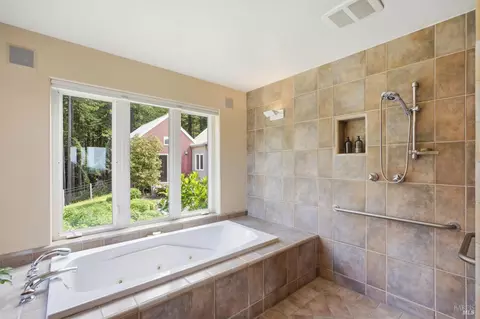 Bath - 2045 Muniz Ranch Rd, Jenner, CA 95450 photo 2 of 3