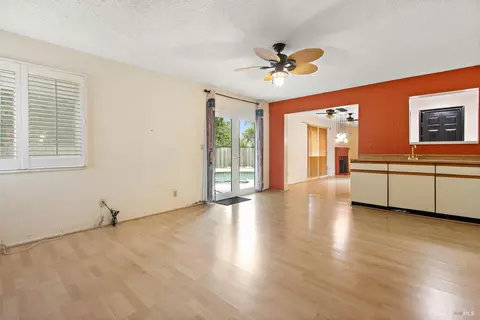 Living - 959 Coventry Ln, Fairfield, CA 94533 photo 5 of 6
