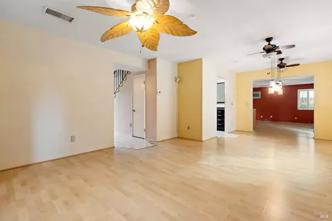 Living - 959 Coventry Ln, Fairfield, CA 94533 photo 3 of 6