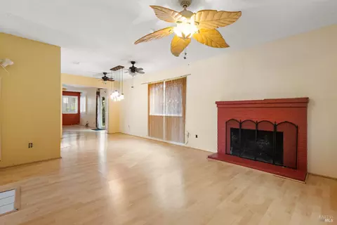Living - 959 Coventry Ln, Fairfield, CA 94533 photo 2 of 6