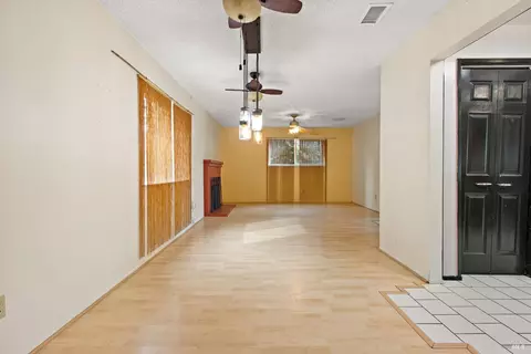Living - 959 Coventry Ln, Fairfield, CA 94533 photo 4 of 6