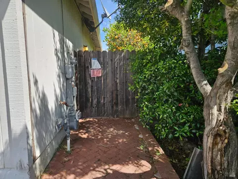 Exterior - 2454 E Atlantic Ave, Fairfield, CA 94533 photo 5 of 10