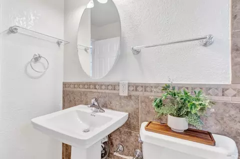 Bath - 156 Stanford Dr, Vallejo, CA 94589 photo 3 of 8