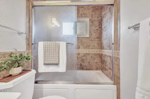 Bath - 156 Stanford Dr, Vallejo, CA 94589 photo 2 of 8
