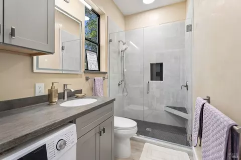 Bath - 1091 Maple Ave, Ukiah, CA 95482 photo 2 of 2