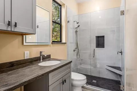 Bath - 1091 Maple Ave, Ukiah, CA 95482 photo 1 of 1