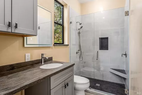 Bath - 1091 Maple Ave, Ukiah, CA 95482 photo 1 of 2