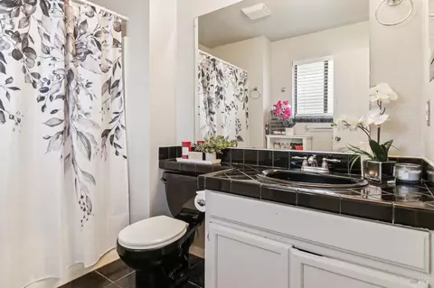 Bath - 704 Daybrook Dr, Windsor, CA 95492 photo 1 of 2