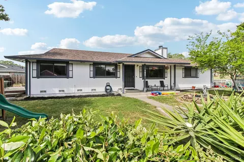 Exterior - 704 Daybrook Dr, Windsor, CA 95492 photo 2 of 10