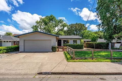382 Dechene Ave, Sonoma, CA 95476