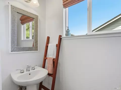 Bath - 1295 Pedroncelli Dr, Windsor, CA 95492 photo 9 of 11