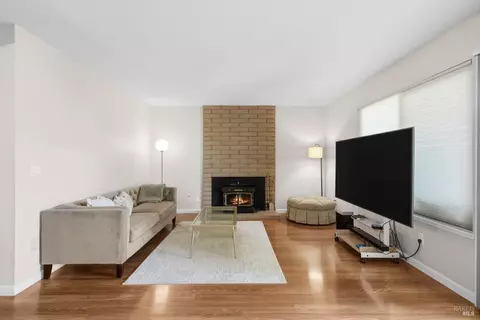 Living - 636 Tiburon Ct, Vacaville, CA 95687 photo 5 of 6