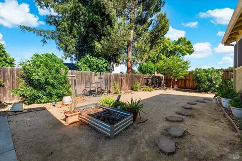 Exterior - 636 Tiburon Ct, Vacaville, CA 95687 photo 8 of 12