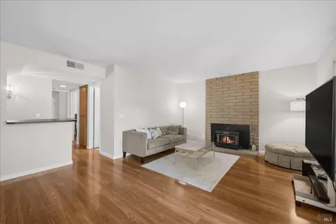 Living - 636 Tiburon Ct, Vacaville, CA 95687 photo 4 of 6