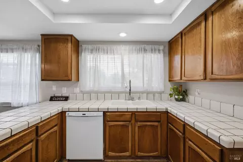 Kitchen - 636 Tiburon Ct, Vacaville, CA 95687 photo 3 of 4