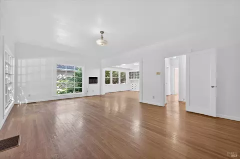 Living - 528 Ohio St, Vallejo, CA 94590 photo 2 of 6