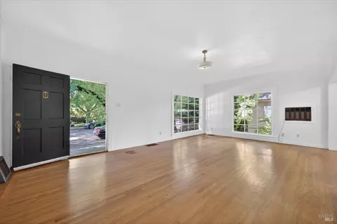 Living - 528 Ohio St, Vallejo, CA 94590 photo 1 of 6