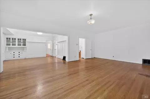 Living - 528 Ohio St, Vallejo, CA 94590 photo 3 of 6