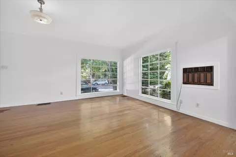 Living - 528 Ohio St, Vallejo, CA 94590 photo 5 of 6
