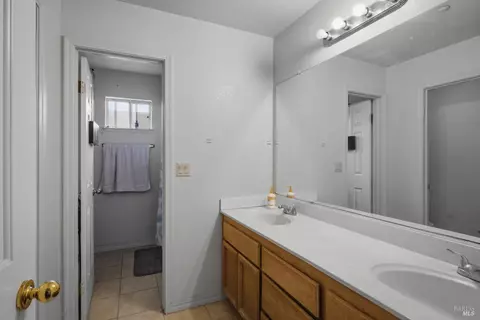 Bath - 1466 Legend Cir, Vallejo, CA 94591 photo 3 of 3