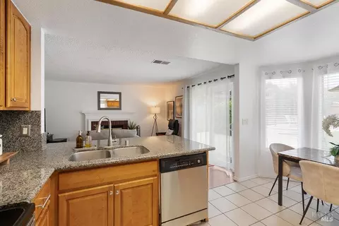 Kitchen - 31 Brighton Dr, Vallejo, CA 94591 photo 2 of 3