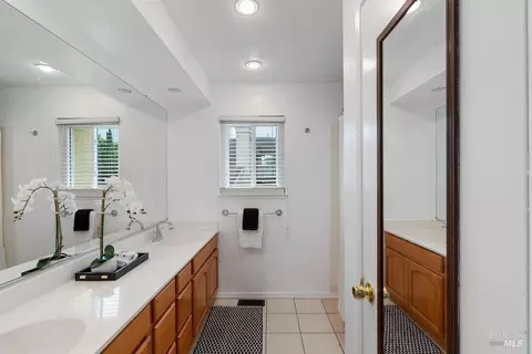 Bath - 31 Brighton Dr, Vallejo, CA 94591 photo 3 of 5