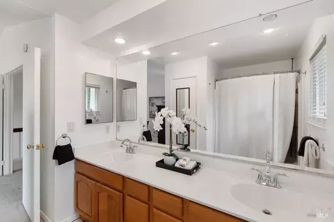Bath - 31 Brighton Dr, Vallejo, CA 94591 photo 4 of 5