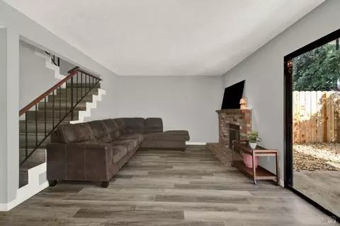 Living - 925 Brandon Way, Fairfield, CA 94533 photo 3 of 4