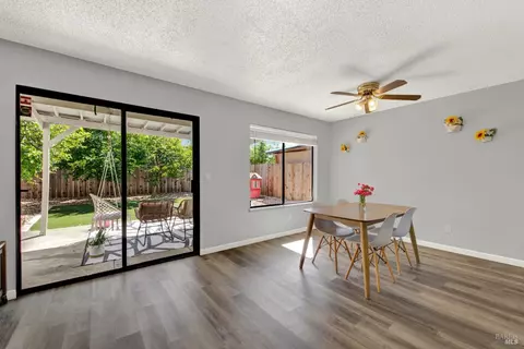 Dining - 925 Brandon Way, Fairfield, CA 94533 photo 3 of 4