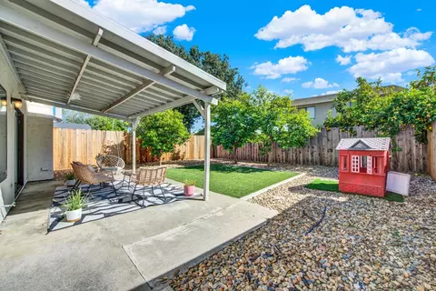Exterior - 925 Brandon Way, Fairfield, CA 94533 photo 6 of 10