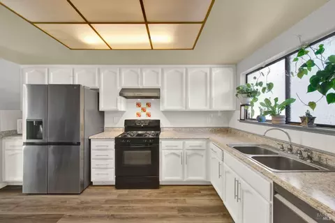Kitchen - 925 Brandon Way, Fairfield, CA 94533 photo 2 of 6