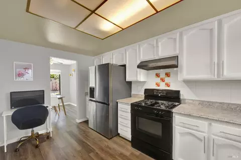 Kitchen - 925 Brandon Way, Fairfield, CA 94533 photo 5 of 6